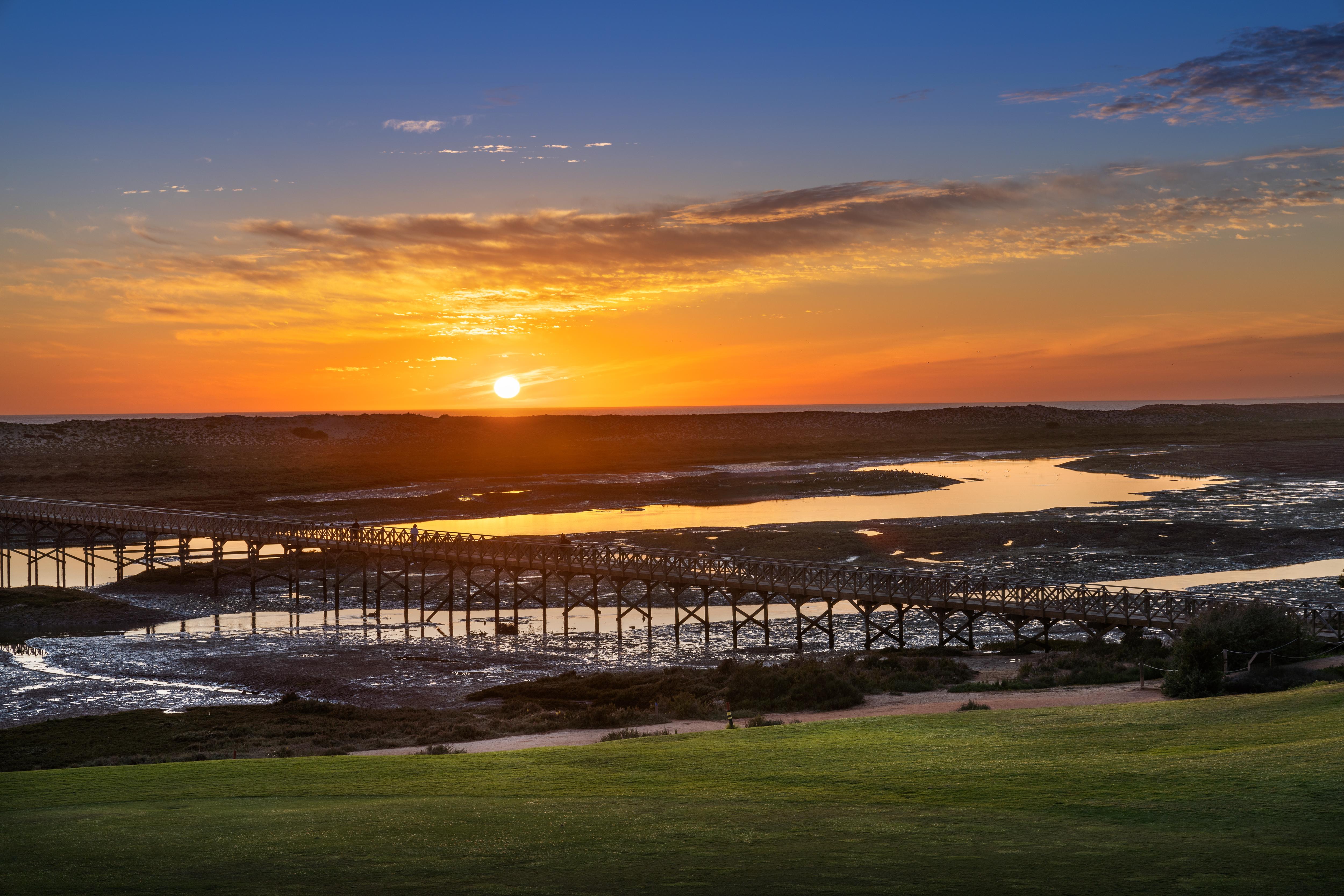 Wyndham Grand Algarve Hotel Quinta do Lago Exterior foto Sunset over the San Marcos River