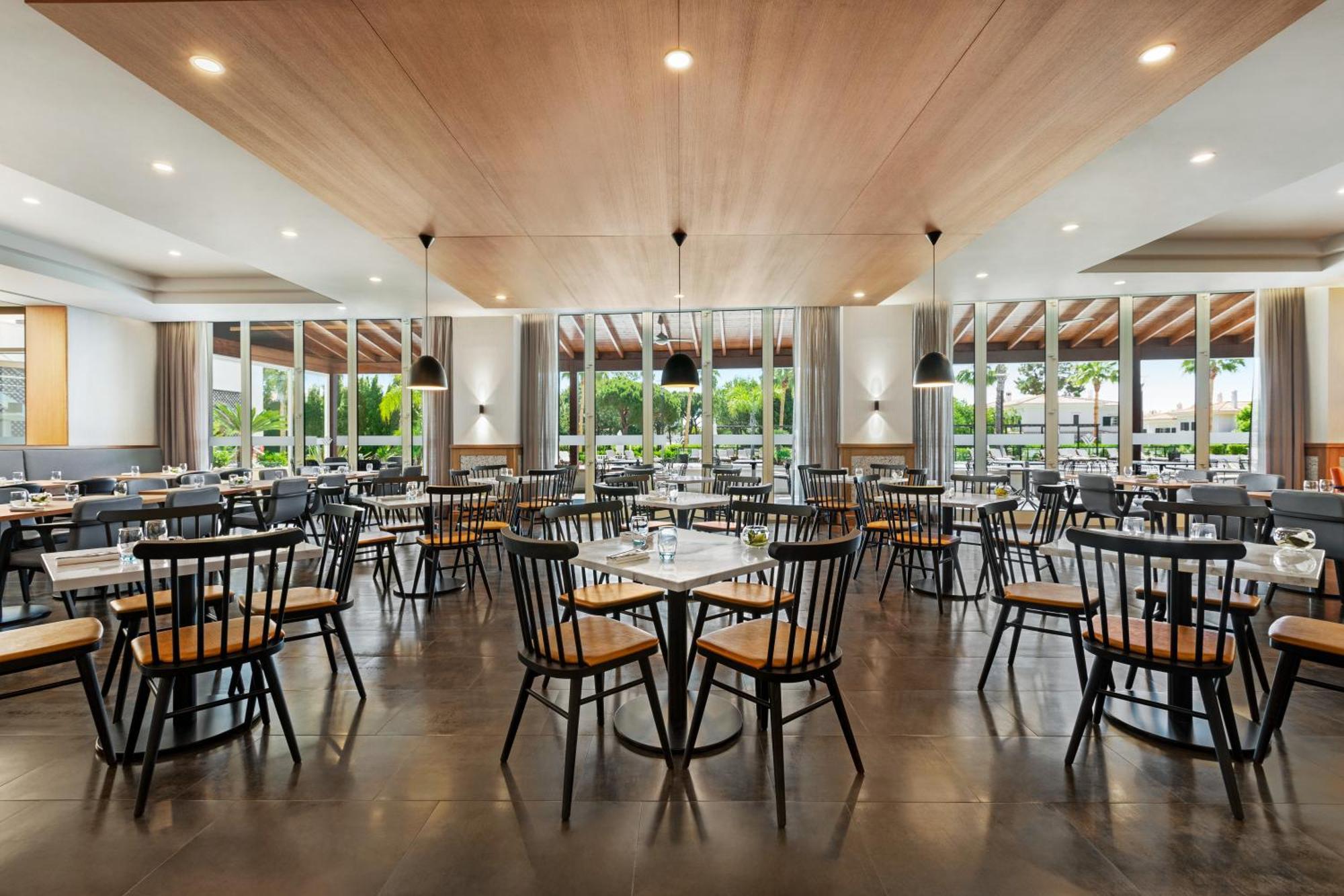 Wyndham Grand Algarve Hotel Quinta do Lago Exterior foto The interior of the restaurant